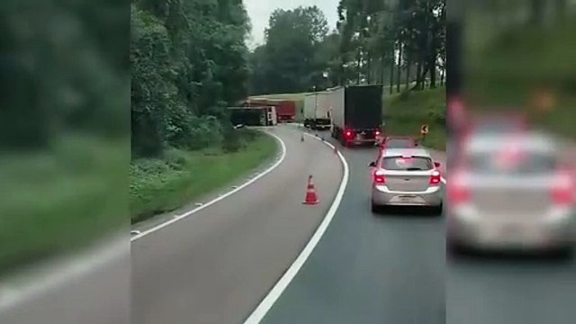 Bobina cai de caminhão em acidente na BR-277 e mata ocupante de caminhonete