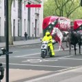 Deux chevaux de l’armée britannique se sont échappés ce matin et ont semé la pagaille en plein centre-ville de Londres - Au moins quatre personnes ont été blessées - Regardez