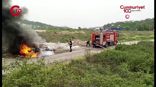 Eşine kızdı: Yol ortasında aracını ateşe verdi!