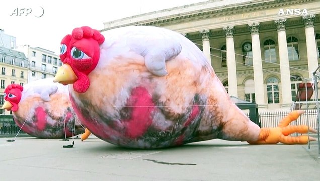 A Parigi polli giganti contro gli allevamenti intensivi