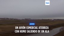 Avión comercial japonés aterriza con humo saliendo del ala