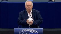 Un eurodiputado libera una paloma en el Parlamento europeo para hacer un llamamiento por la paz