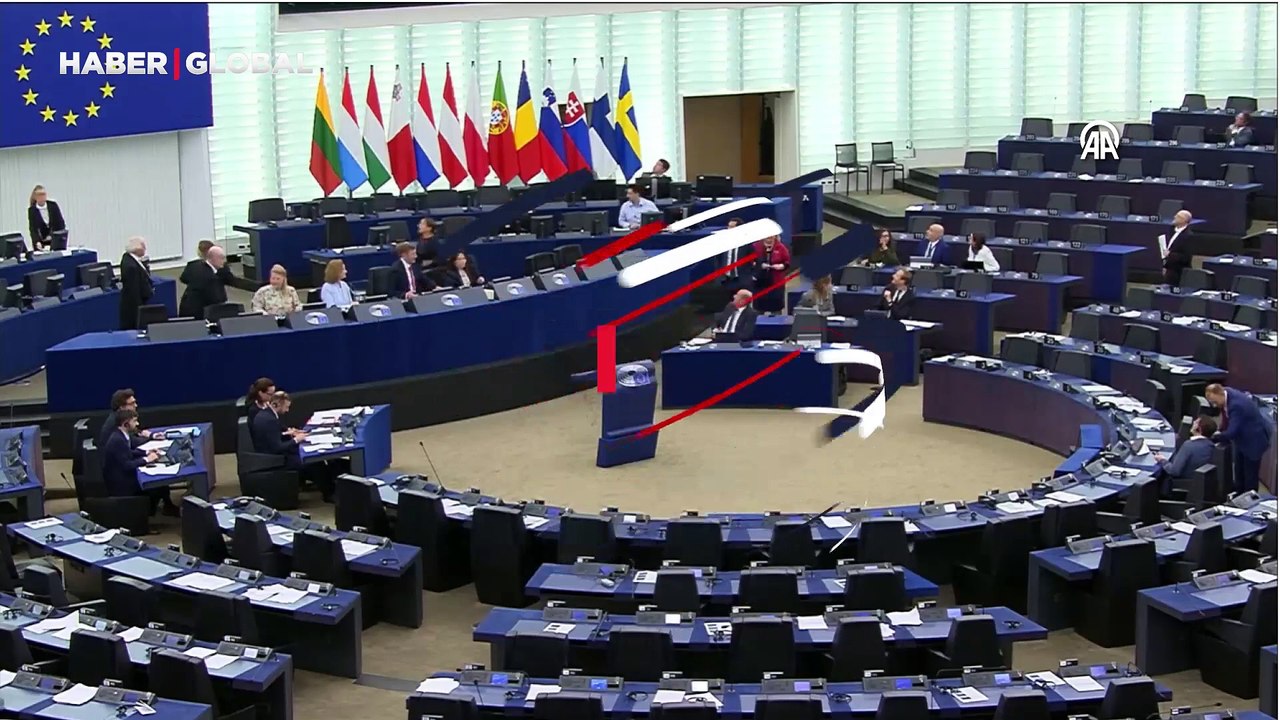 Barış çağrısı yaptığı kürsüden beyaz güvercin uçurdu