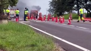 Caminhão carregado com barris de chopp pega fogo na PR-323, em Cruzeiro do Oeste