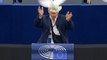 Un eurodiputado suelta una paloma en pleno hemiciclo del Parlamento Europeo para pedir la paz en Europa