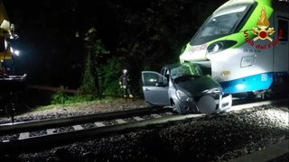 Auto travolta da treno a un passaggio a livello: muore una donna (24.04.24)