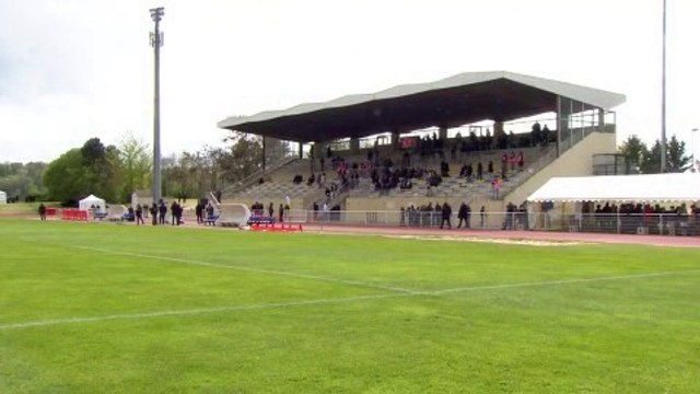 Suivez le match de football dans lequel Emmanuel Macron joue au profit des Pièces Jaunes