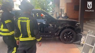 Un coche se empotra en el portal de un edificio de la calle Lagasca