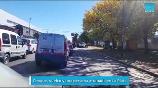 Choque, vuelco y una persona atrapada en La Plata