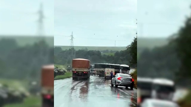 Acidente entre carretas deixa trânsito lento na Rodovia BR-163