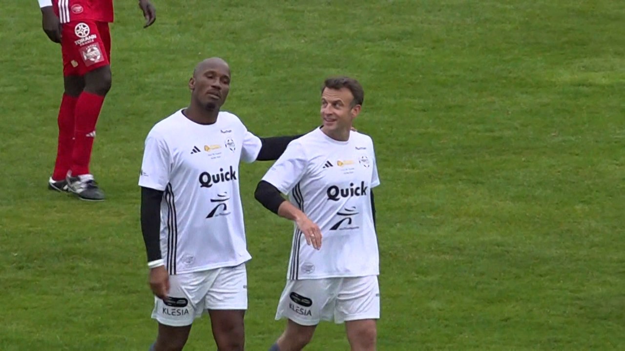 Football : quand Macron chausse les crampons et marque sur pénalty