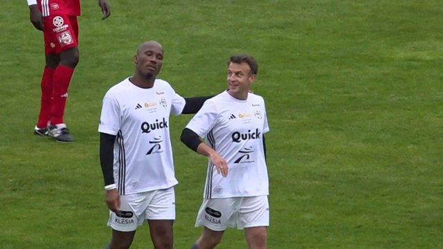 Football : quand Macron chausse les crampons et marque sur pénalty