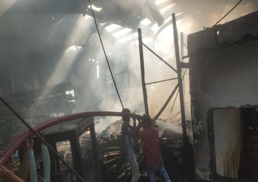 पटाखा फैक्ट्री में लगी आग: 24 घंटे बाद भी बार-बार सुलग रही, 18 दमकलों ने किए 100 फेरे... देखें वीडियो