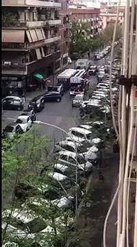 Roma, camion dei vigili del fuoco a sirene spiegate bloccato da auto in sosta selvaggia