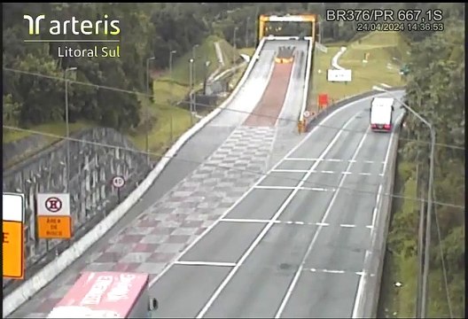 Dois caminhões perdem freios e usam área de escape para evitar acidentes na BR-376