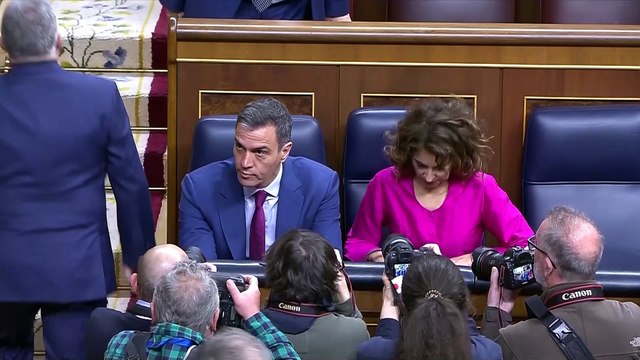 El PSOE apoya en bloque a Sánchez y la oposición le pide explicaciones