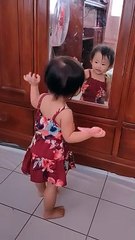 may maarteng bata sa salamin