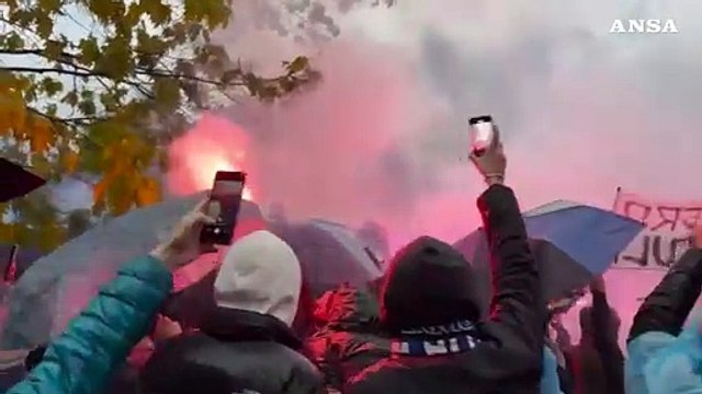Milan-Inter, il pullman nerazzurro a San Siro fra l'entusiasmo dei fan