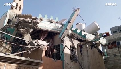 Télécharger la video: Gaza, colpita la moschea di al-Taqwa nel campo profughi di Al-Bureij