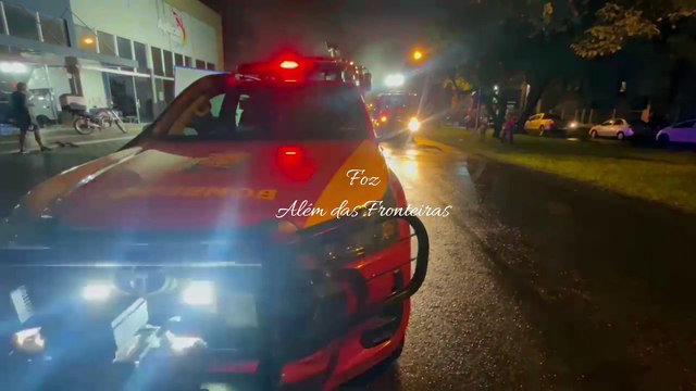 Bombeiros combatem incêndio em loja de tintas em Foz do Iguaçu