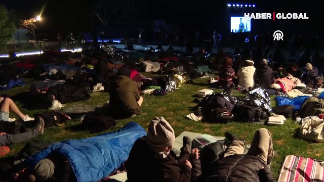 Avustralya ve Yeni Zelandalılar ''Şafak Ayini'' için Anzak Koyu'nda