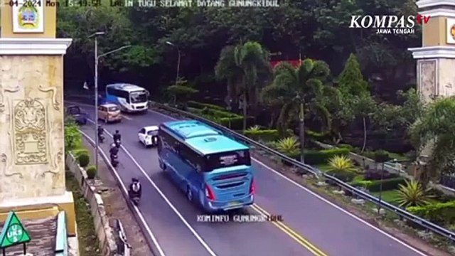 Tak Kuat Menanjak, Truk Berjalan Mundur dan Terguling