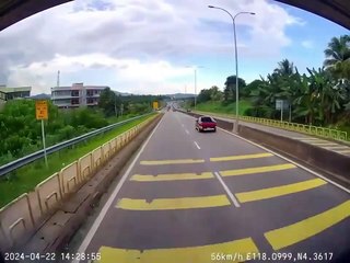 路口违规驶出货车险遭卡车撞击 🚗💥