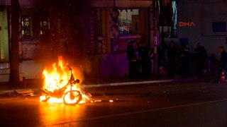 Polis denetimi sırasında sinir krizi geçiren sürücü motosikletini ateşe verdi