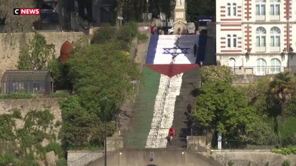 Le dessin d'un drapeau israélien recouvert de peinture rouge sur les marches d'un escalier à Nantes
