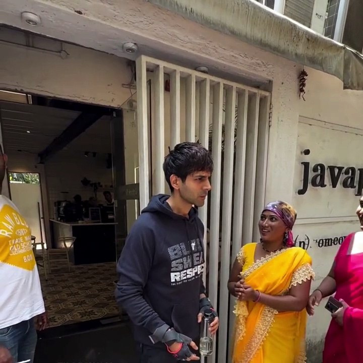 Video: कार्तिक आर्यन ने अनजान लोगों से मिलाया ह...