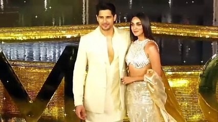 Beautiful Actress Kiara Advani First Time Flaunts Her Baby Bump After 2 Years OF Marriage