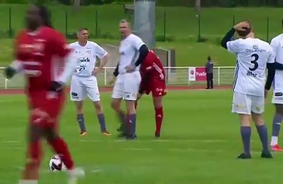 ❌ #Drogba Didier, Emmanuel #Macron, Eden #Hazard et Fally #Ipupa #Mbappé père… issus de l equipe des Variétés Club de France et Didier #Deschamps ont participé à un #match de #gala contre la team de Samuel #Eto’o et El Hadj #Diouf.