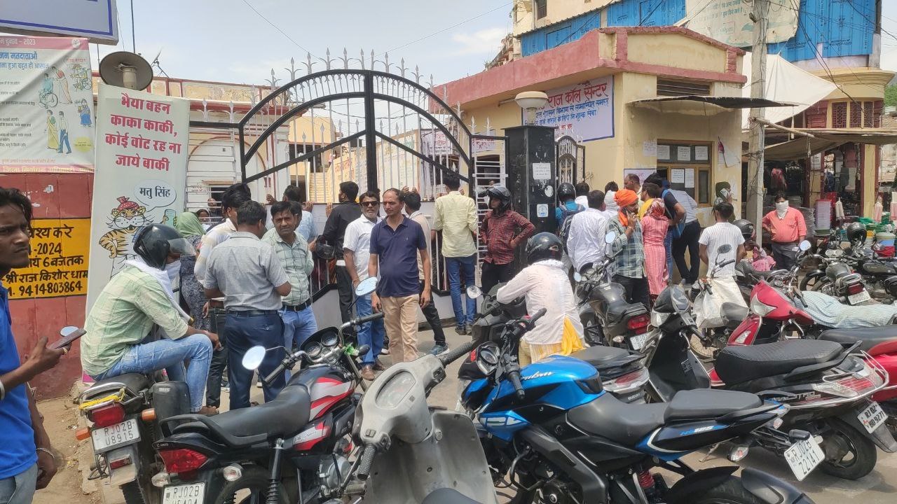 पानी की बढ़ती समस्या, महिलाओं ने अलवर नगर निगम का मुख्य गेट बंद किया