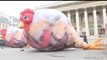 Parigi, polli gonfiabili giganti contro gli allevamenti intensivi