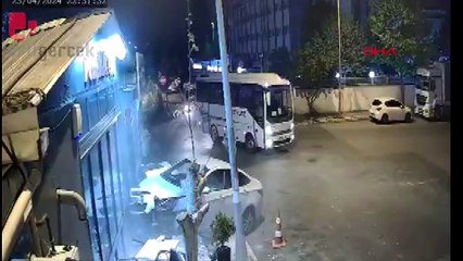 Otomobil kafeye girdi, kedi saniyelerle kurtuldu