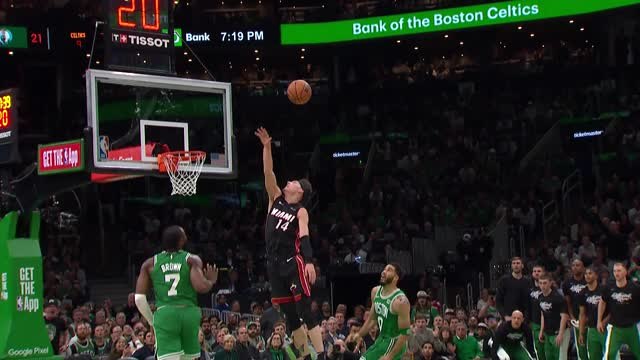 Brown and Tatum combine for massive alley-oop