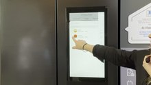 Démonstration d'un frigo intelligent qui reconnait les aliments et propose des recettes adaptées