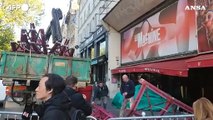 Parigi, cadute le pale e tre lettere del Moulin Rouge