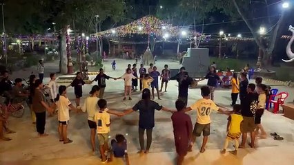 សង្ក្រានឆ្នាំថ្មីលេងល្បែង⁣ប្រជាប្រិយ,ចូលឆ្នាំខ្មែរ ,Sangkrant,Moha Sangkrant,Khmer New Year (2)