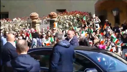 Mattarella arriva in Toscana, bandierine tricolori e applausi
