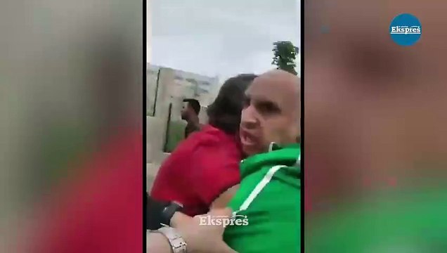 İzmit Belediyesi ile gelen grupta yer alan bir kişi İzmit Belediyesi meclis üyesi İbrahim Efe'yi ittirdi.