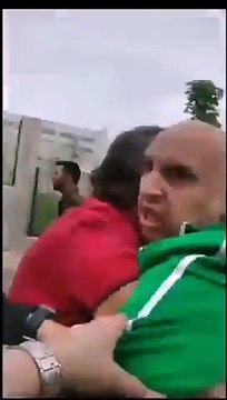 CHP'li ve AKP'li belediye çalışanları birbirine girdi: AKP'li belediye meclis üyesi imdat polis diyerek kendini yerlere attı