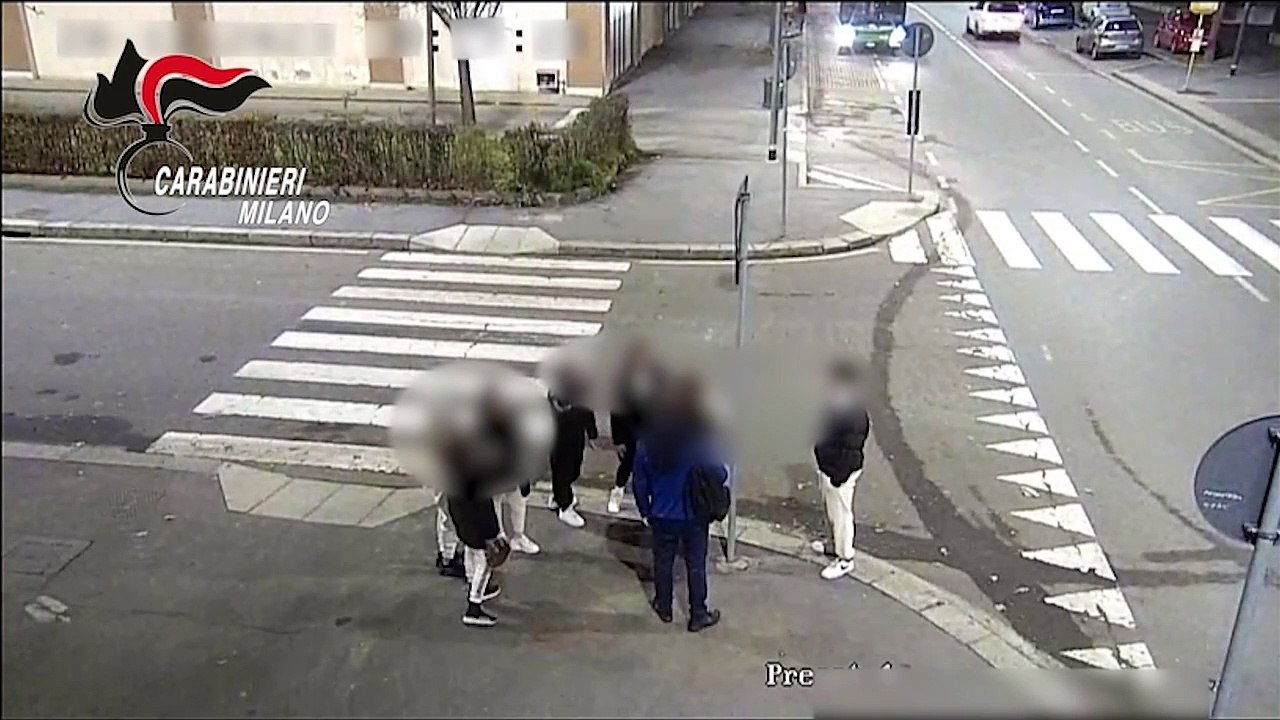 Sfregiano un 31enne, arrestate due ragazze di 15 e 17 anni: il video dell'aggressione