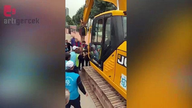 İzmit'te 'yetki alanı' tartışması: AKP'li meclis üyesi CHP’li başkanın önünde kendini yere atıp yuvarlandı