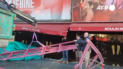 Windmühlenflügel am Pariser Wahrzeichen Moulin Rouge abgestürzt