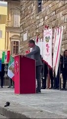 Download Video: Firenze, migliaia di persone in piazza Signoria, Massini legge Scurati