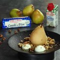 Poire poche´e aux e´pices, crumble noisettes et chantilly