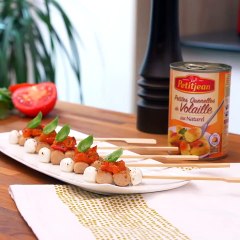 Bouche´es de quenelle a` la tomate, mozza et basilic
