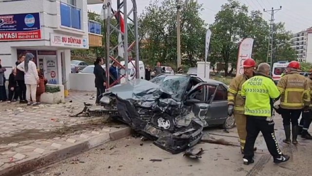 İki araç kafa kafaya çarpıştı: Yaralılardan ikisinin durumu ağır