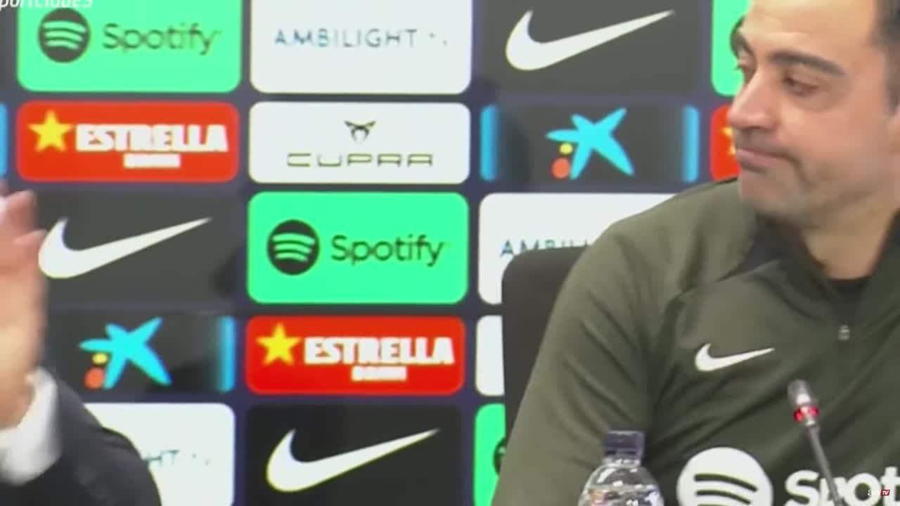 El gesto de Laporta con Xavi tras anunciar que sigue en el cargo